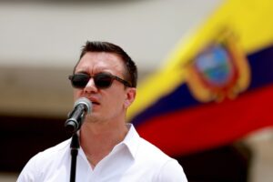 Daniel Noboa defiende los acuerdos comerciales con Estados Unidos en respuesta a Correa