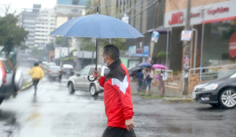 El fuerte temporal invernal continuará en todo el país según el Inamhi