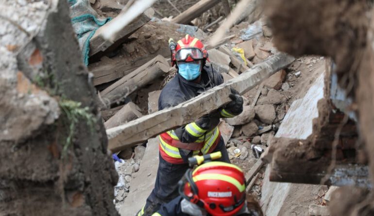Quito: Fuertes lluvias causan colapso de un muro