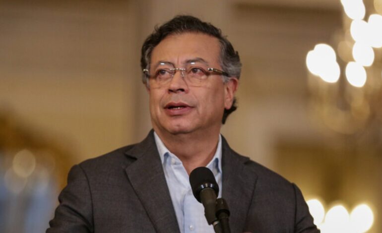  La polémica presencia de Gustavo Petro en la posesión de Daniel Noboa y luego su viaje a Manta