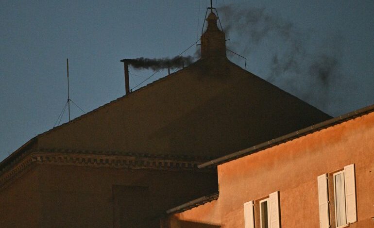 Humo negro: Así se ve la chimenea en el techo de la Sixtina