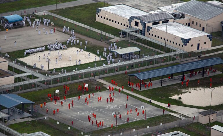 Fiscalía de EE. UU. revela crímenes de inmigrantes mientras crecen denuncias por abusos en ‘Alcatraz de caimanes’