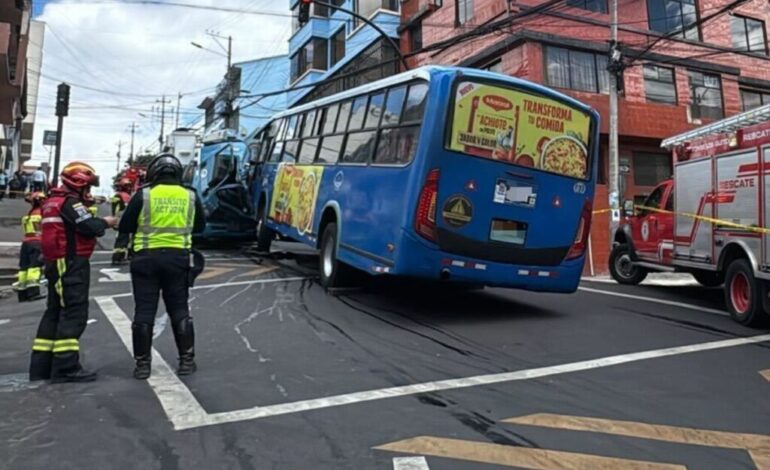 Bus de transporte público se estrello con un camión del EEQ