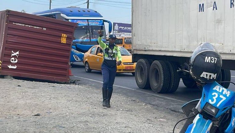  Tras varios accidentes provocados por camiones que transportan contenedores la Comisión de Tránsito intensificará controles