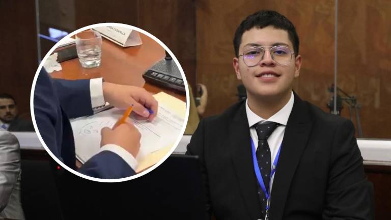 Joven asambleísta dibujaba en plena sesión de Comisión a la que pertenece