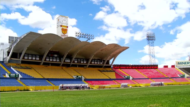 Reacción del alcalde de Quito tras decisión judicial sobre el estadio Olímpico Atahualpa genera cuestionamientos