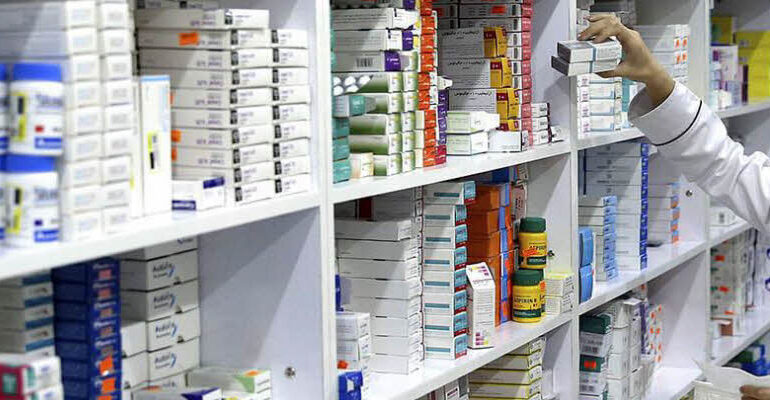 Clausuran farmacia que vendía medicamentos caducados