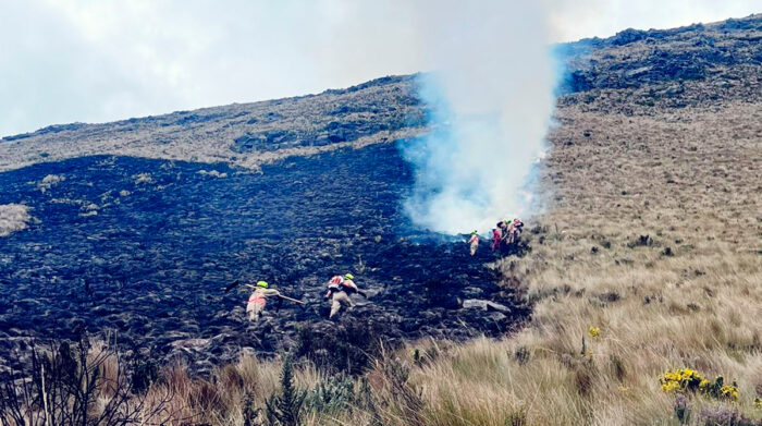Quito: Incendio forestal en el cerro Sincholagua