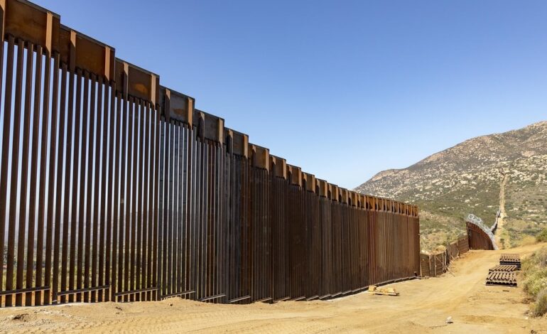 El muro fronterizo con México será pintado de negro para que se calentara e impidiera a los migrantes poder cruzarlo