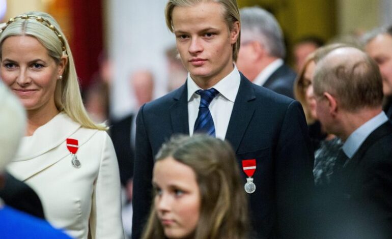 El hijo mayor de la princesa Mette-Marit inculpado por cuatro violaciones