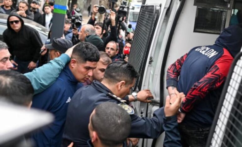  Hinchas causantes de los disturbios en estadio de Argentina, fueron liberados