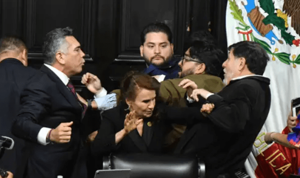 México: senadores mexicanos se enfrentan a puñetes en plena sesión