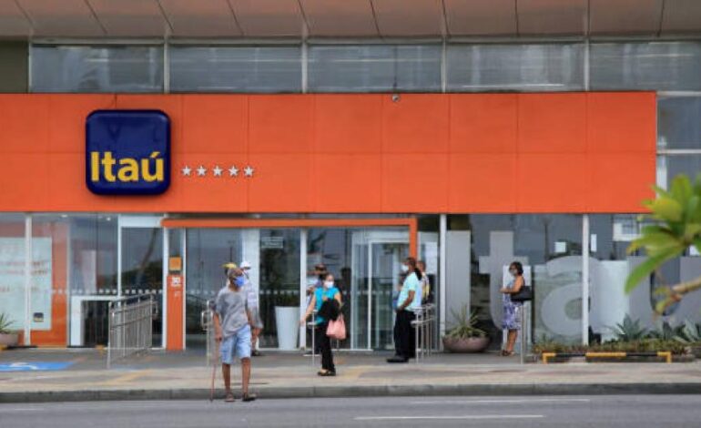 En Brasil, un banco despide a más de mil empleados por permanecer con los computadores apagados