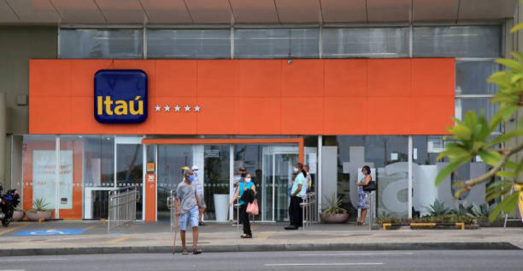 En Brasil, un banco despide a más de mil empleados por permanecer con los computadores apagados