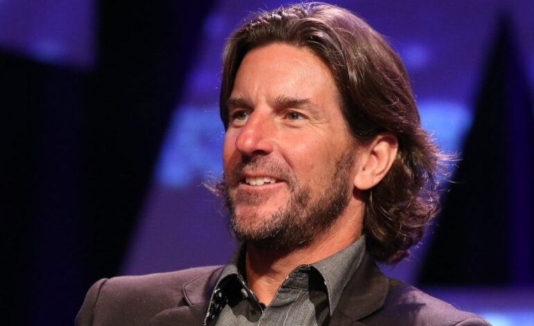 Murió Brett James, ganador del Grammy, en grave accidente aéreo con su esposa e hijastra