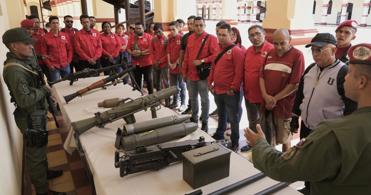 Venezuela: Ciudadanos se preparan ante posible ataque de Estados Unidos