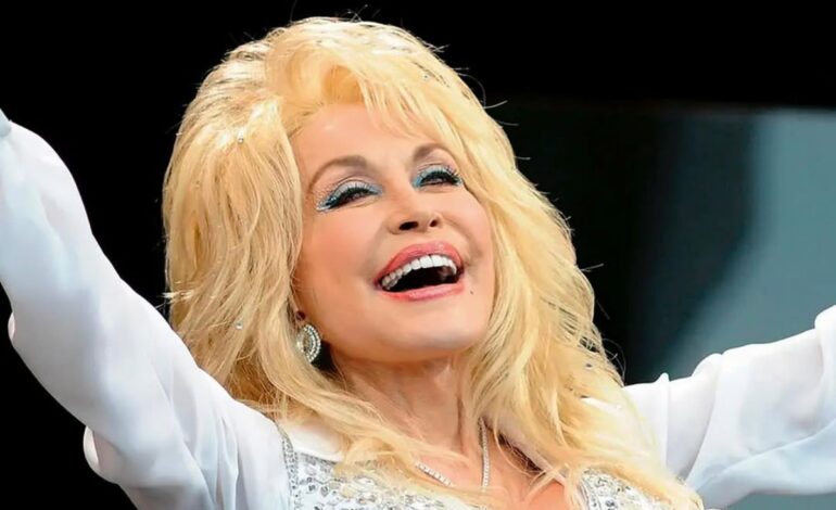 Icónica cantante Dolly Parton, estaría atravesando tema de salud y su hermana pidió oraciones