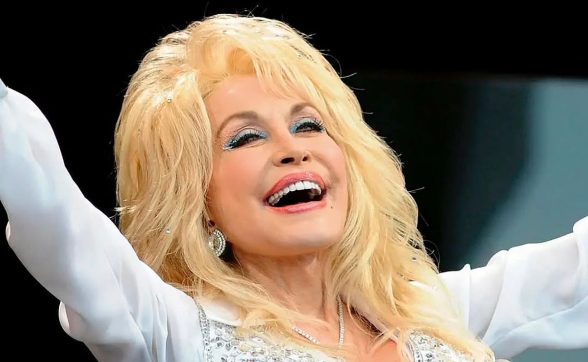 Icónica cantante Dolly Parton, estaría atravesando tema de salud y su hermana pidió oraciones