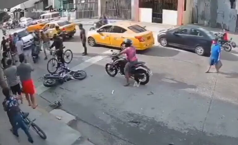  Impactante video! Delincuentes son embestidos por un vehículo