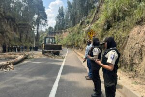 En medio de tensiones; Policía Nacional inicio la apertura de vías en Imbabura