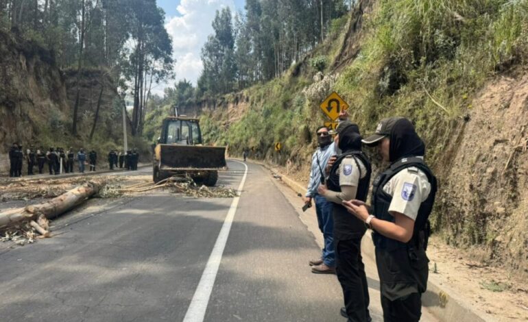 En medio de tensiones; Policía Nacional inicio la apertura de vías en Imbabura