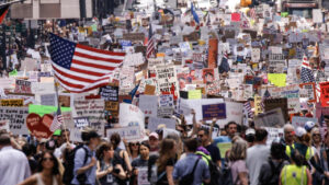 Multitudinarias protestas en contra de Donald Trump en EE. UU.