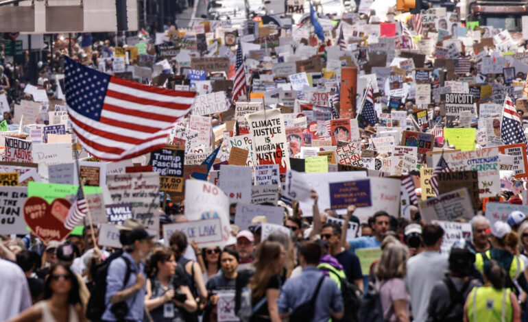 Multitudinarias protestas en contra de Donald Trump en EE. UU.