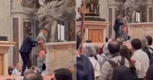 Un hombre se orinó frente al altar mayor en una misa del Vaticano