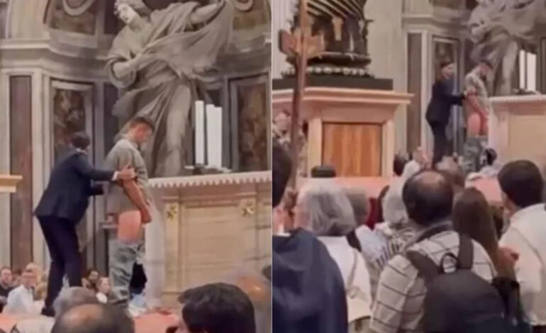 Un hombre se orinó frente al altar mayor en una misa del Vaticano