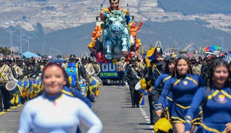  Las Fiestas de Quito «arrancaron» con el Desfile de la Confraternidad