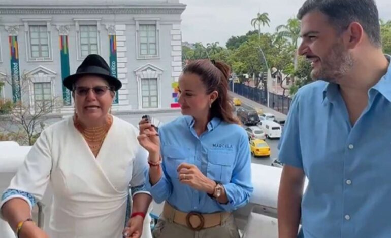 Correa «pierde la cabeza» en redes sociales por reunión de Lourdes Tibán, Aquiles Álvarez y Marcela Aguiñaga