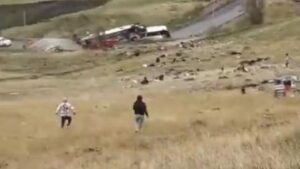 Un bus cae al abismo en la vía Guaranda-Ambato, deja al menos 13 muertos y decenas de heridos