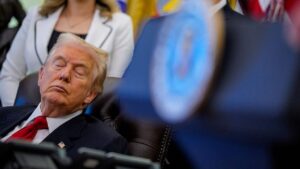 Trump es captado dormido en plena conferencia en la Casa Blanca