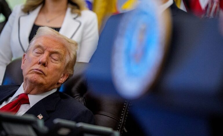 Trump es captado dormido en plena conferencia en la Casa Blanca