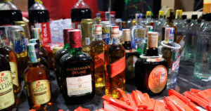 10.000 botellas de licor adulterado incautadas en Quito