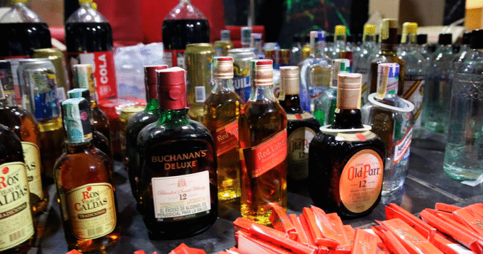 10.000 botellas de licor adulterado incautadas en Quito