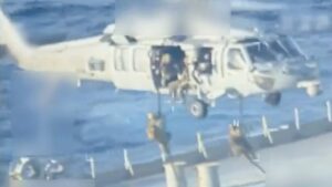 Video: Militares de Estados Unidos incautaron un gran barco petrolero frente a la costa de Venezuela