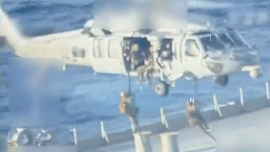 Video: Militares de Estados Unidos incautaron un gran barco petrolero frente a la costa de Venezuela