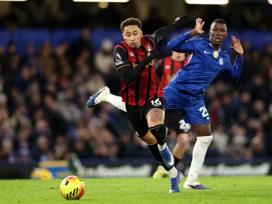 El Chelsea pierde terreno y Moisés Caicedo salio con tarjeta amarilla