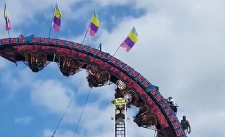 Pasajeros de una montaña rusa, quedan atrapados a más de 30 metros de altura. Video