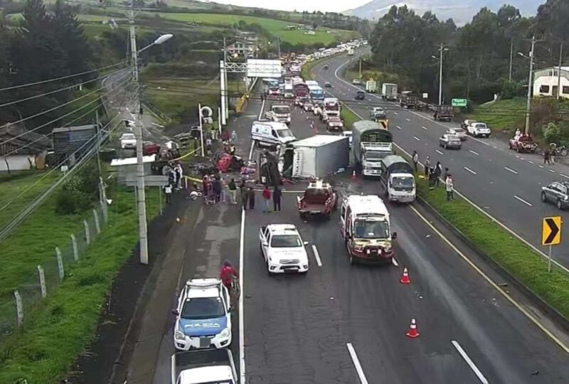 Tres muertos en sinestro de tránsito en la Panamericana Sur a la altura de Machachi