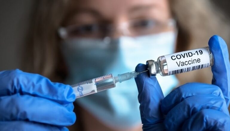 El covid-19 sigue causando muertes y la OMS recomienda volver a vacunar a grupos de riesgo al cumplirse seis años de la pandemia