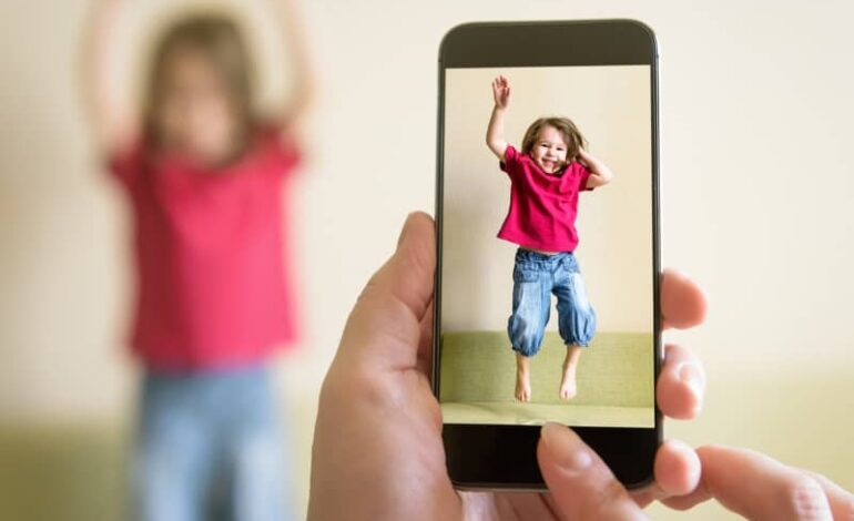 Los peligros de compartir las fotos de sus hijos en redes sociales