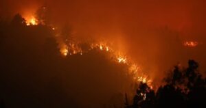 Devastadores incendios en Chile: Aumenta a 15 el número de los fallecidos y a más de 50.000 los evacuados