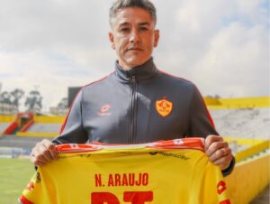 El «Samurai» Norberto Araujo fue presentado como nuevo técnico del Aucas