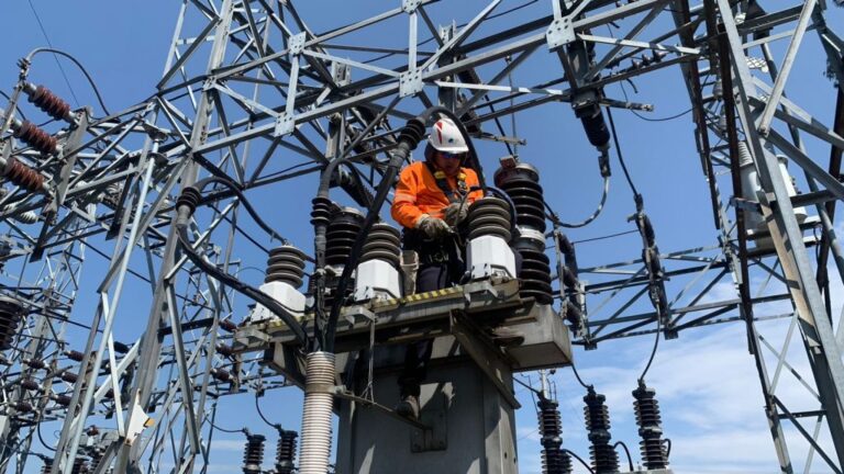 Ecuador obtuvo USD 500.000 en cooperación no reembolsable de la CAF para reforzar el sistema eléctrico nacional