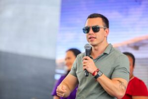 Presidente Noboa anuncia que «en agosto habrá una pequeña baja en el precio de los combustibles»