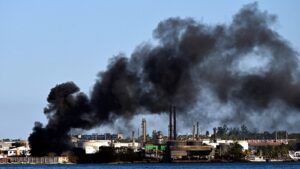 Cuba: masivo incendio en una de las pocas refinerías del país