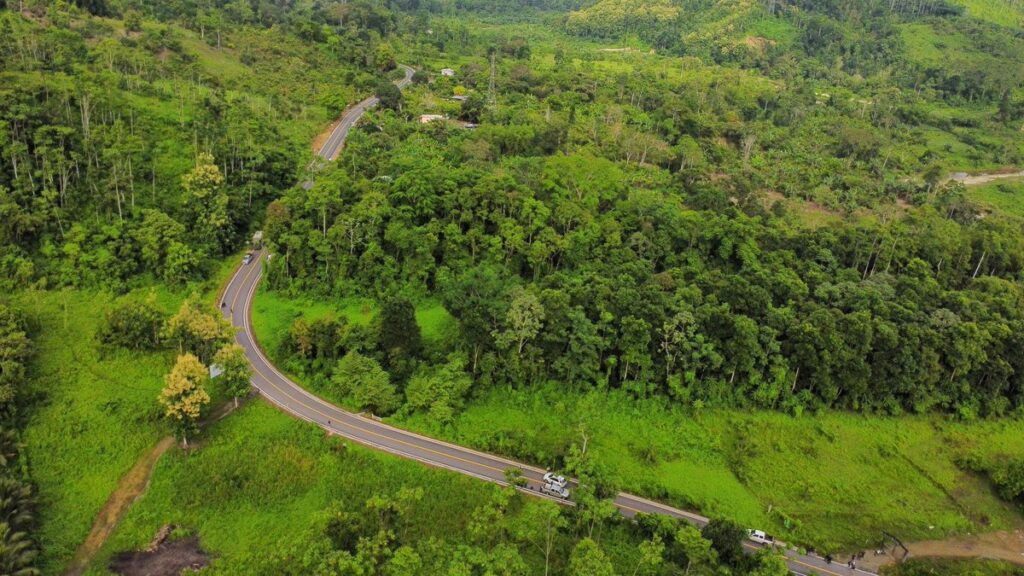 El presidente Daniel Noboa supervisó la rehabilitación de la vía Chigüe–Casa de Mono en Esmeraldas, una obra financiada por Petroecuador con más de USD 2,3 millones,