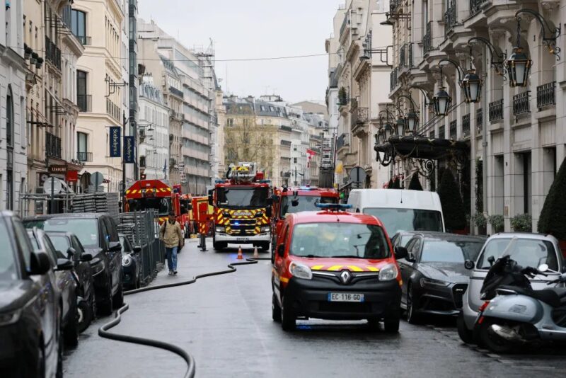 Incendio en un hotel de lujo de París deja al menos dos heridos